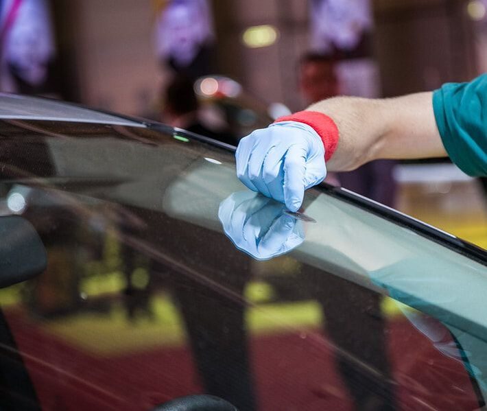 Windshield ding repair technician in Bakersfield, CA